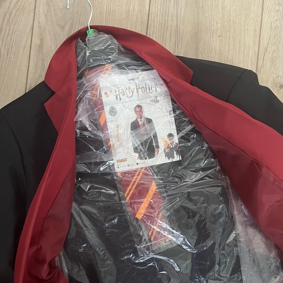 Spirit Gryffindor Suit Costume - Picture 3 of 4